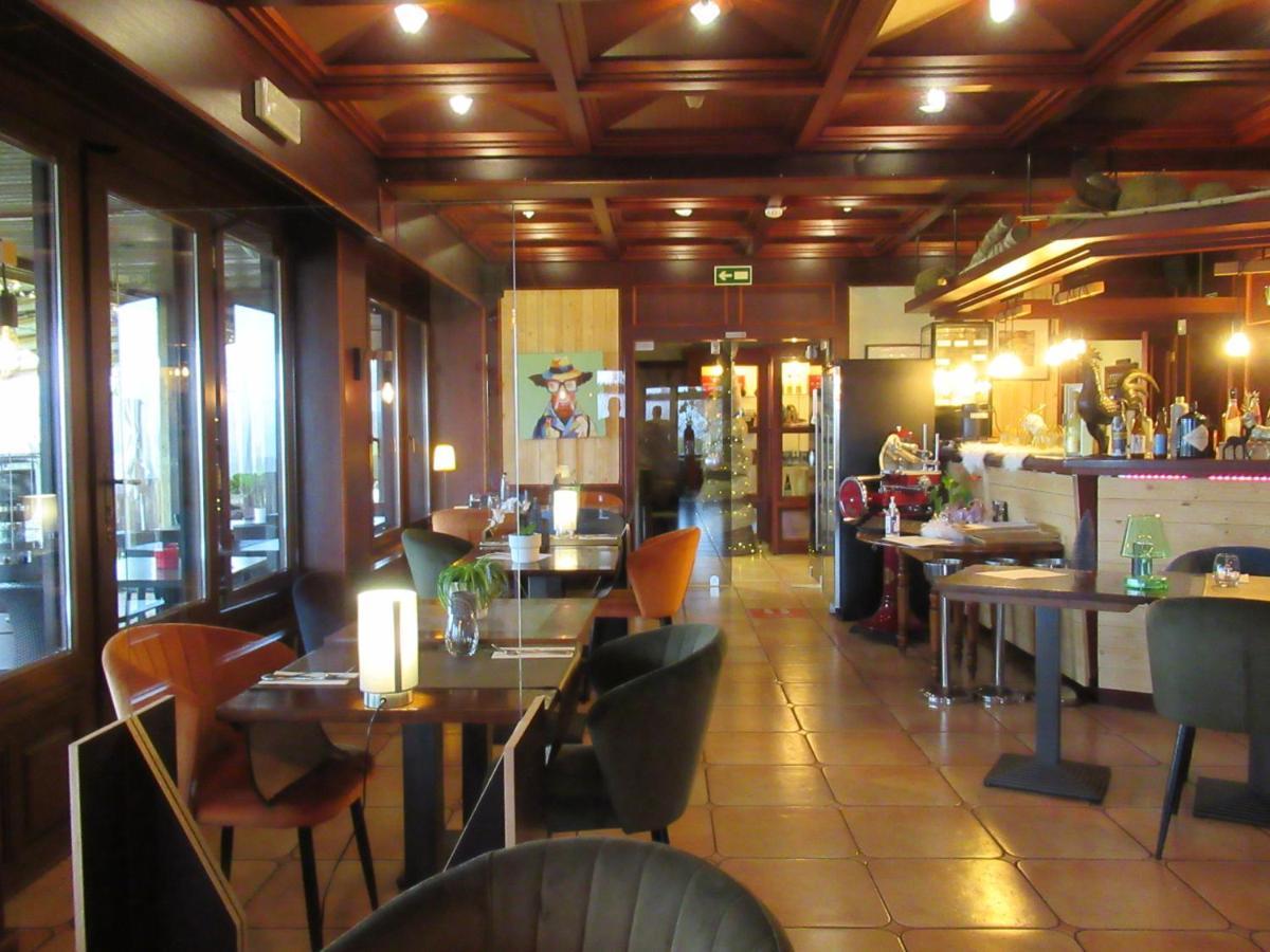 Hotel Restaurant N 4 Martelange Exterior photo