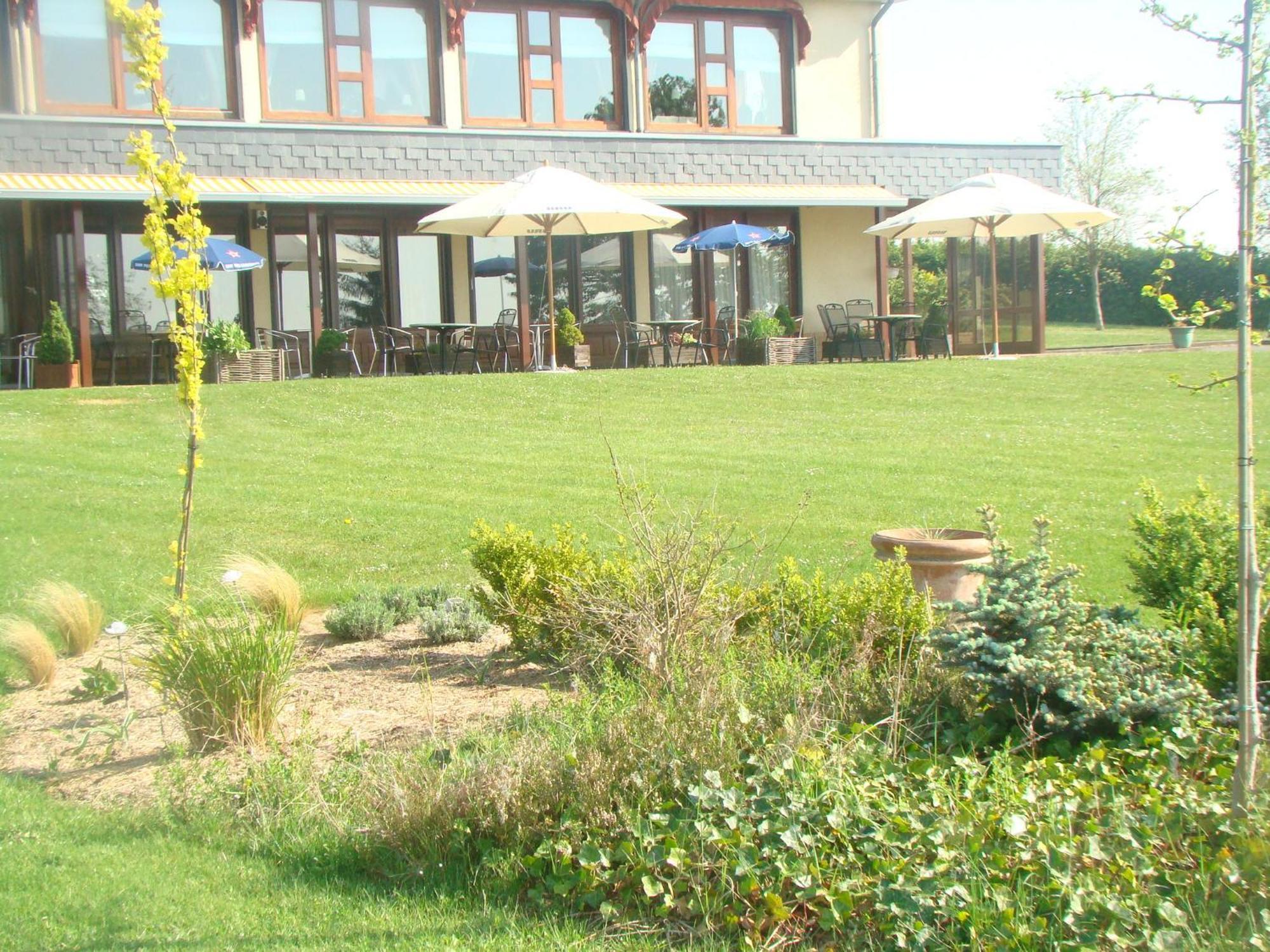 Hotel Restaurant N 4 Martelange Exterior photo