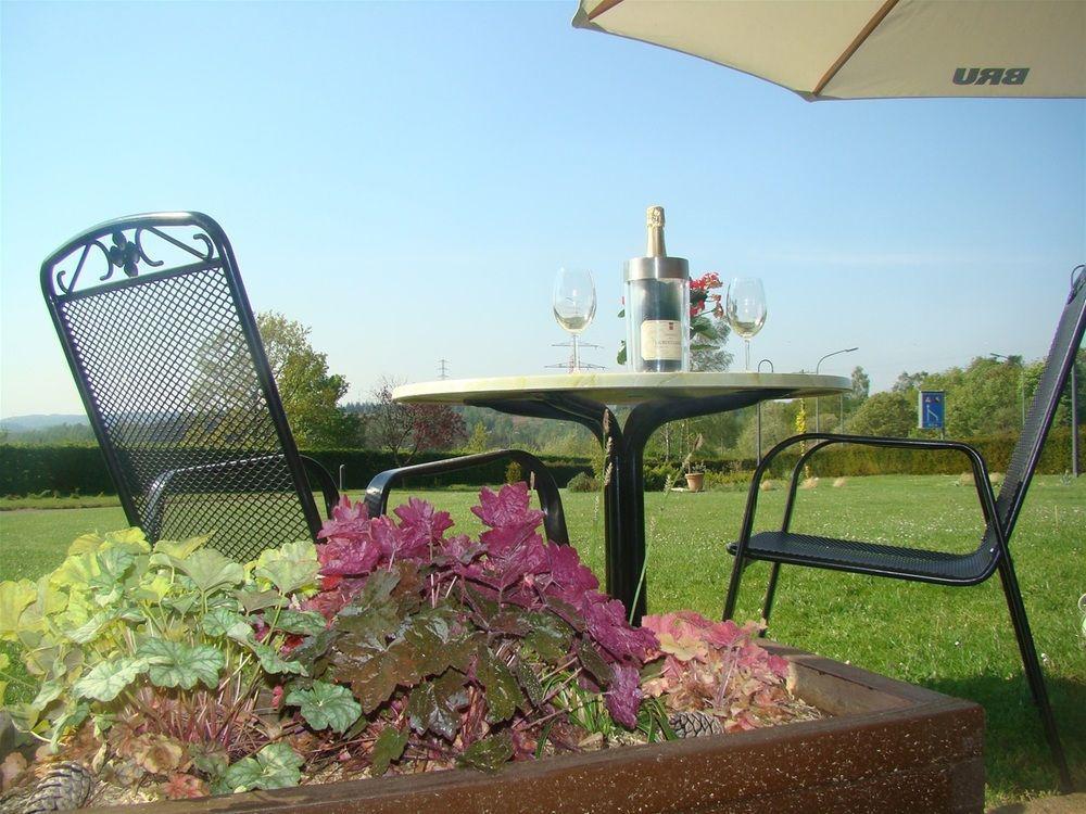Hotel Restaurant N 4 Martelange Exterior photo